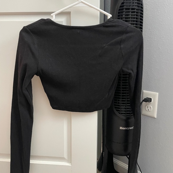 Small Black Cropped Garage Top - Picture 3 of 3